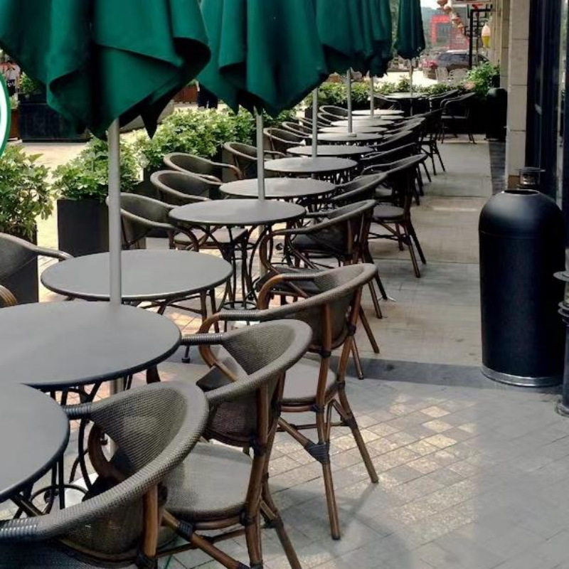 Set Moderno di Tavolo e Sedie  - Outdoor Furniture Table And Chairs recensione e prezzo